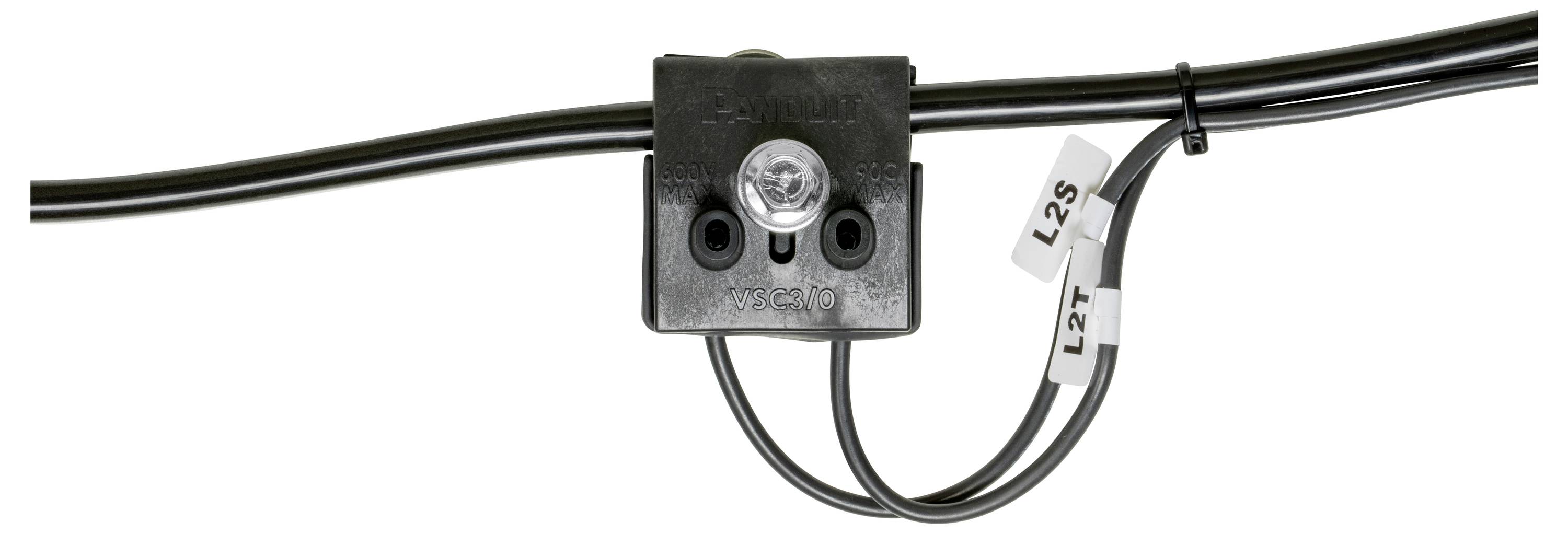 Eine Verteilerdose mit angeschlossenen Kabeln, die mit 'L2S' und 'L2T' beschriftet sind, an einem Kabel befestigt, verwendet für elektrische Verbindungen.