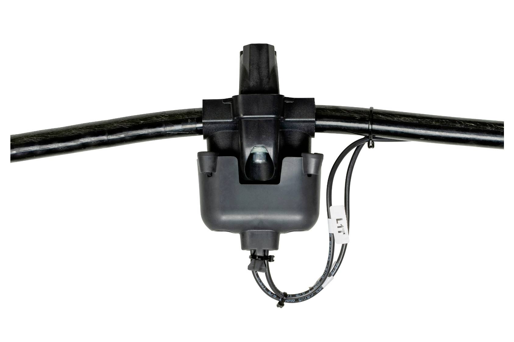 Detailaufnahme eines schwarzen Überkopf-Bewässerungsdüsensystems mit angeschlossenen Kabeln, das für eine effiziente Wasserverteilung in der Landwirtschaft konzipiert ist.