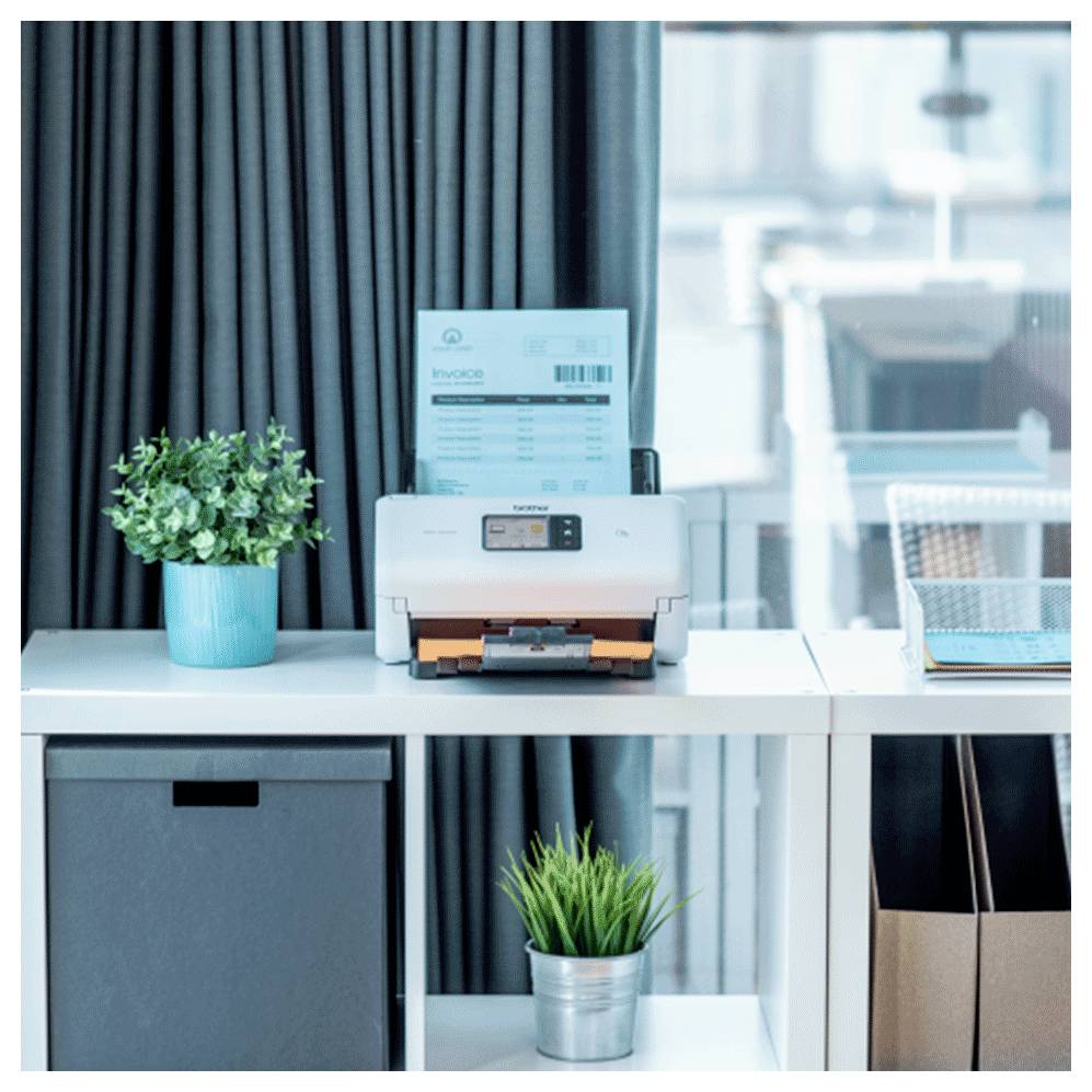 Ein Drucker auf einem weißen Regal mit einem Dokument, das mit 