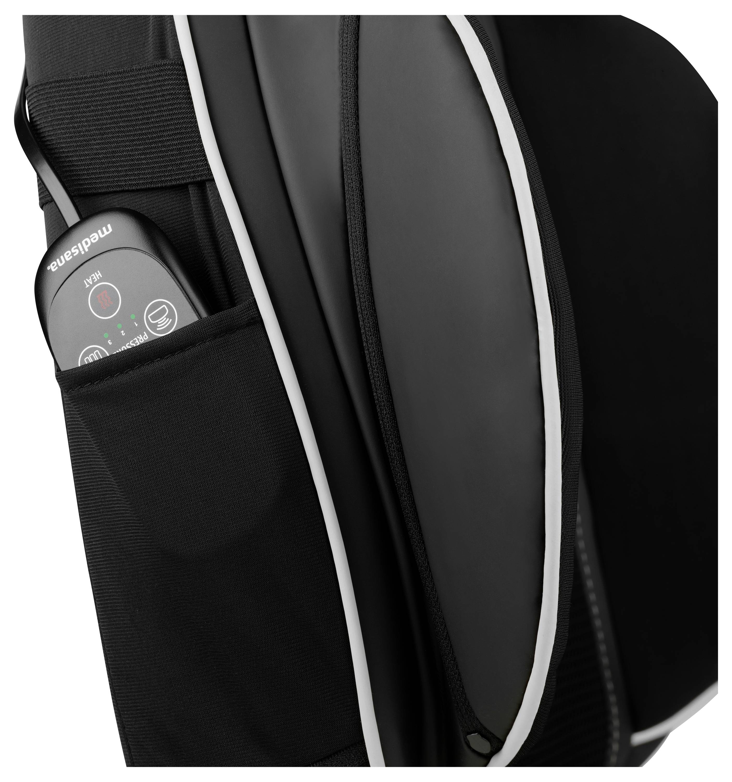 Fernbedienung eines Massagesessel ist teilweise in einer Seitentasche des Sessels sichtbar, wobei der schwarze Polster und weiße Zierdetails des Sessels zu sehen sind.