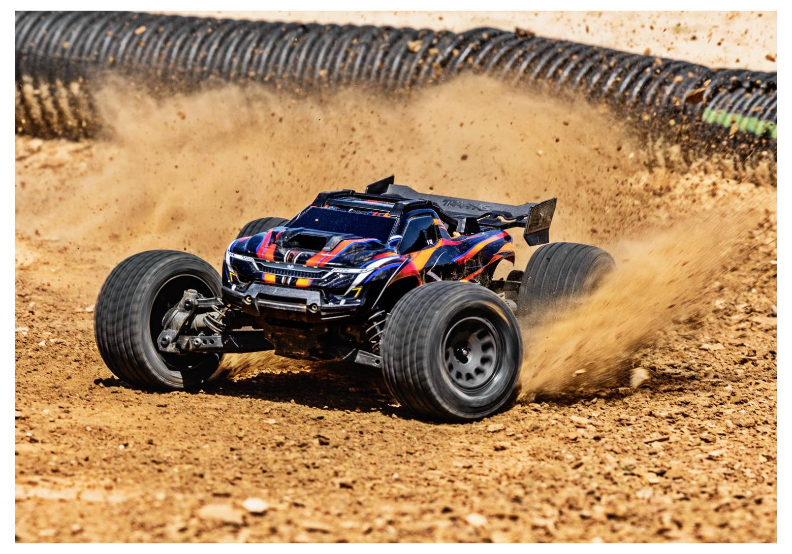 Ein ferngesteuertes Auto rast über eine Schotterpiste und wirbelt Staub auf, was sein robustes Design und seine hohen Geschwindigkeitsfähigkeiten unterstreicht.