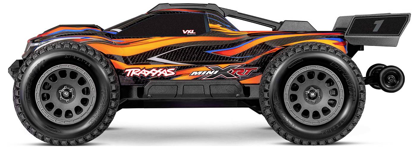 Eine detaillierte Seitenansicht eines orange-schwarzen ferngesteuerten Autos mit großen Rädern und flammenartigen Mustern auf dem Karosseriekörper.