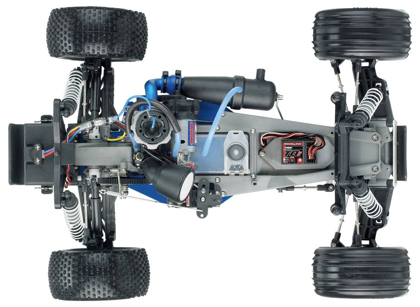 Draufsicht eines RC-Autofahrgestells, das detaillierte Teile wie Federung, Motor, Auspuff und Kabelverlegung zeigt und das technische Design hervorhebt.