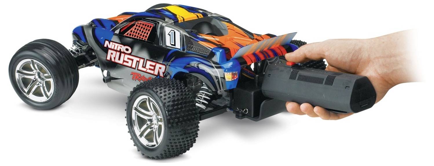 Ferngesteuertes Auto 'Nitro Rustler' wird bedient, wobei eine Hand den Controller hält und Steuerungs- und Designmerkmale hervorhebt.