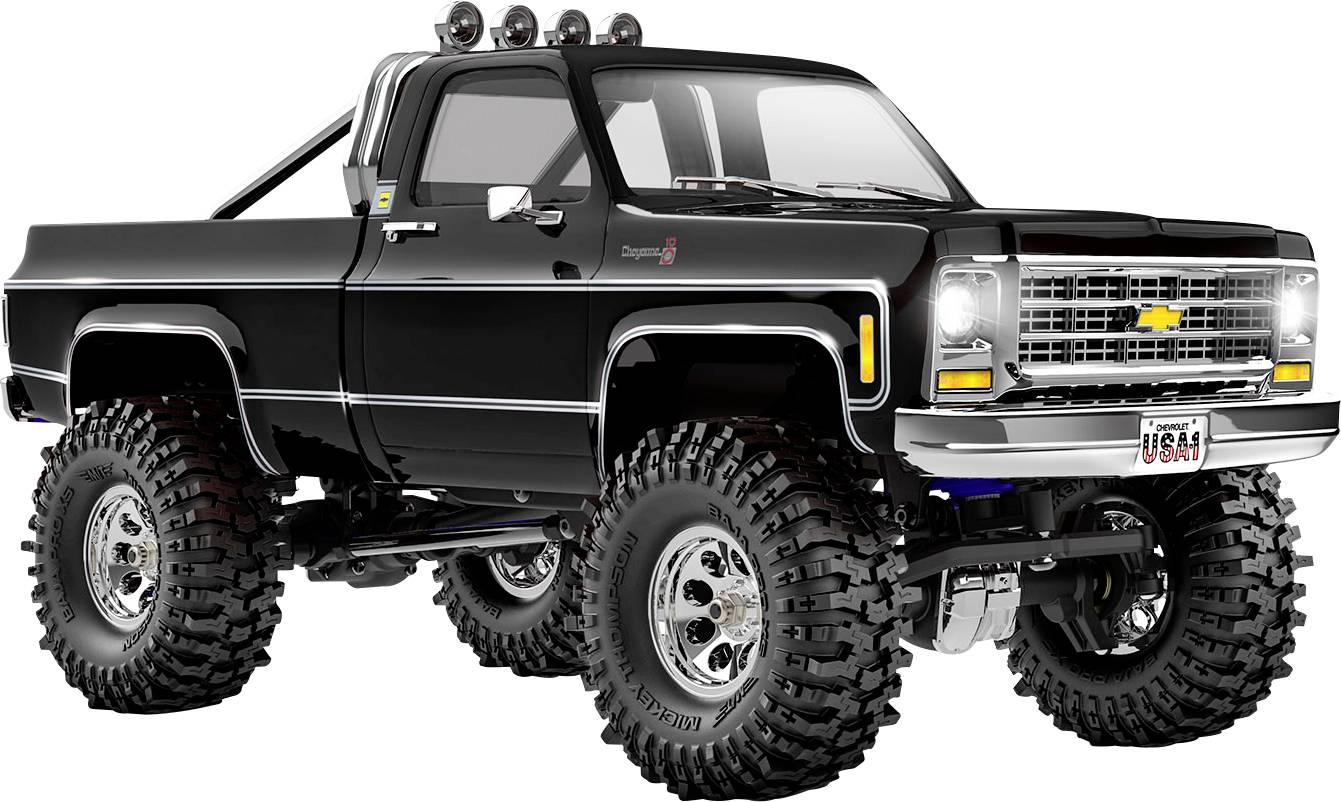 Ein gehobener schwarzer Chevrolet-Truck mit überdimensionalen Reifen und Chromdetails betont seine robusten Offroad-Fähigkeiten.