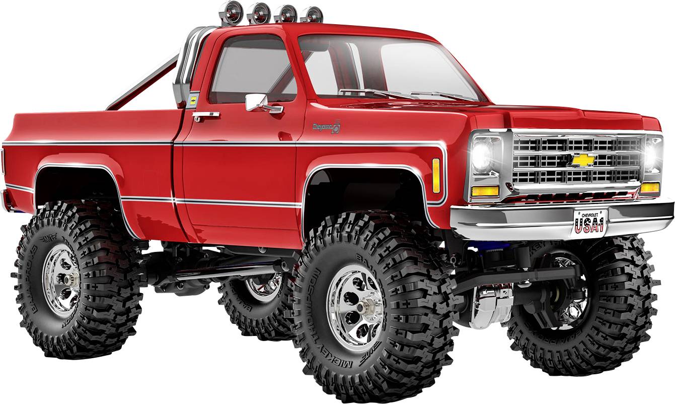 Ein knallroter restaurierter Vintage-Pickup-Truck mit großen Geländereifen, Chromdetails und einer Überrollbügel, vor einem einfarbigen weißen Hintergrund.