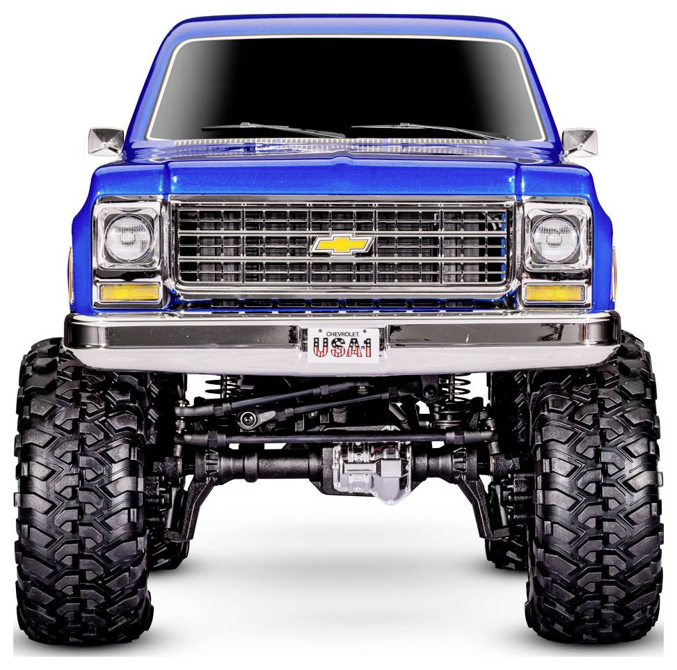 Blauer Pickup-Truck mit großen Reifen und einem Nummernschild mit der Aufschrift 