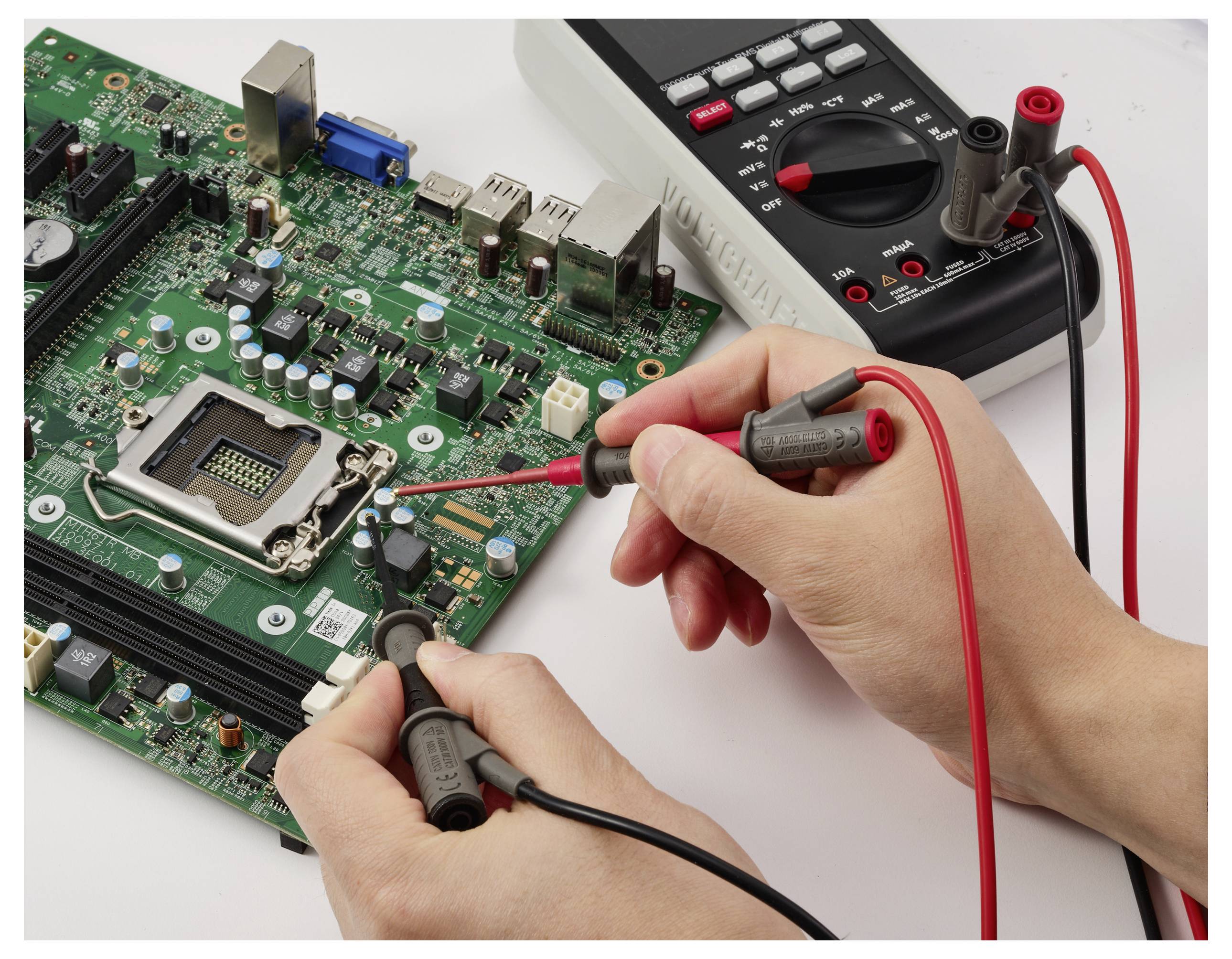 Eine Person verwendet ein Multimeter, um ein Computerboard zu testen. Die Messspitzen machen Kontakt mit bestimmten Punkten auf der Platine.