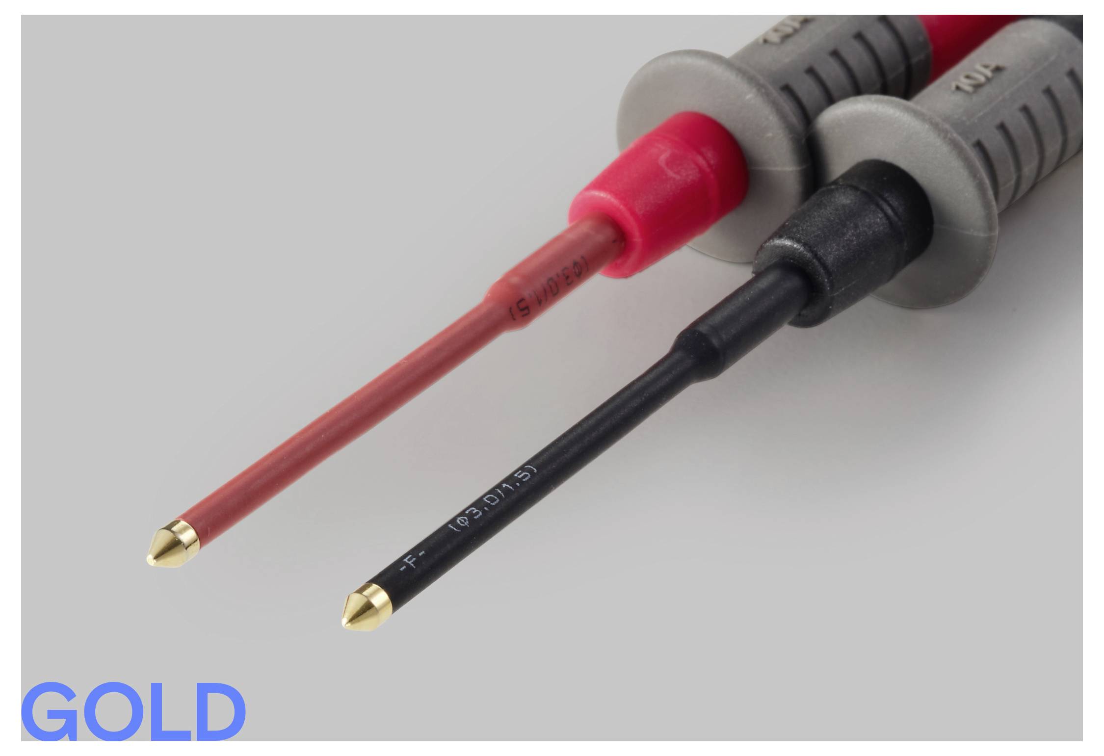 Rot- und schwarze Multimeter-Messleitungen mit vergoldeten Enden. Der Text „GOLD