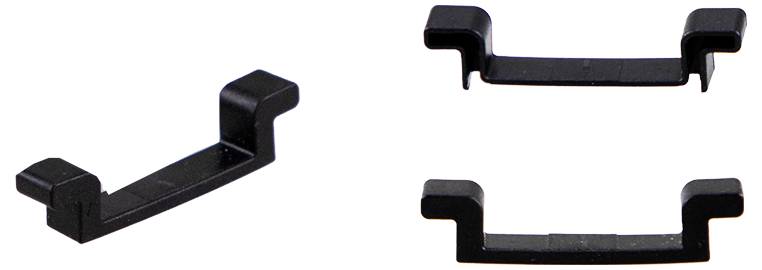 Drei schwarze Kunststoffclips in unterschiedlichen Ausrichtungen, jeweils in Form eines 