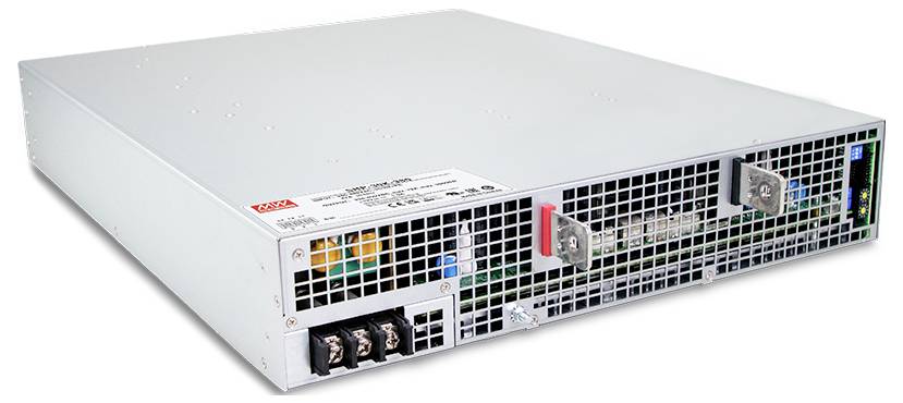 Eine große rechteckige Metallnetzteileinheit mit mehreren Lüftungsschlitzen, beschrifteten Bedienelementen und Anschlussports an einer Seite, ausgelegt für Elektronik mit hoher Kapazität.