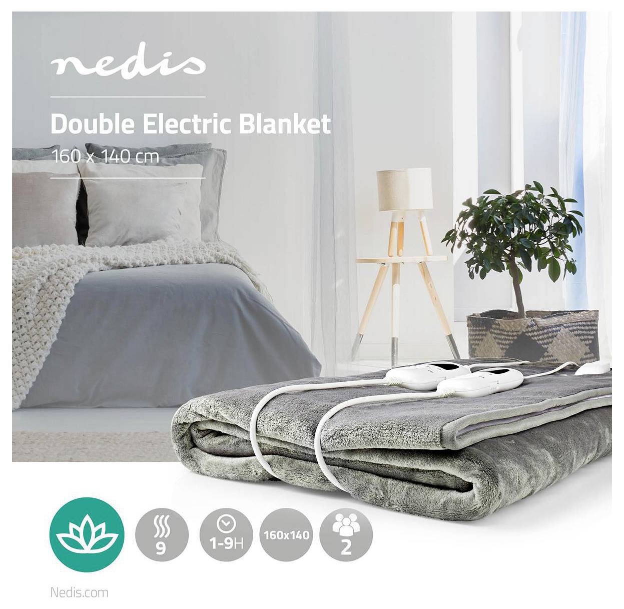 Doppelte Elektrische Decke 160 x 140 cm, gezeigt in einer gemütlichen Schlafzimmerumgebung mit einer Pflanze und einer Lampe im Hintergrund. Merkmale umfassen 9 Wärmestufen und einen Timer. Ideal für zwei Personen.