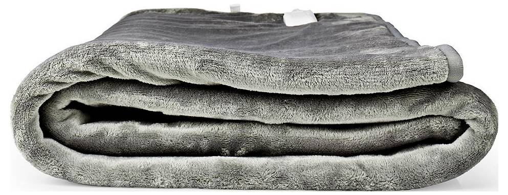 Eine gefaltete graue Plüschdecke mit weicher, samtig-weicher Textur und einem kleinen weißen Etikett obenauf.
