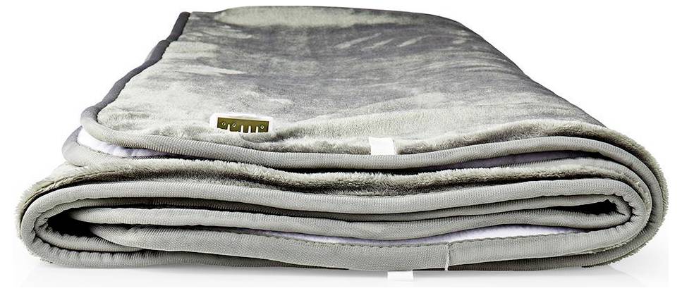 Eine gefaltete graue Gewichtsdecke mit einem kleinen Logoetikett in der Ecke. Der Stoff wirkt weich und plüschig.