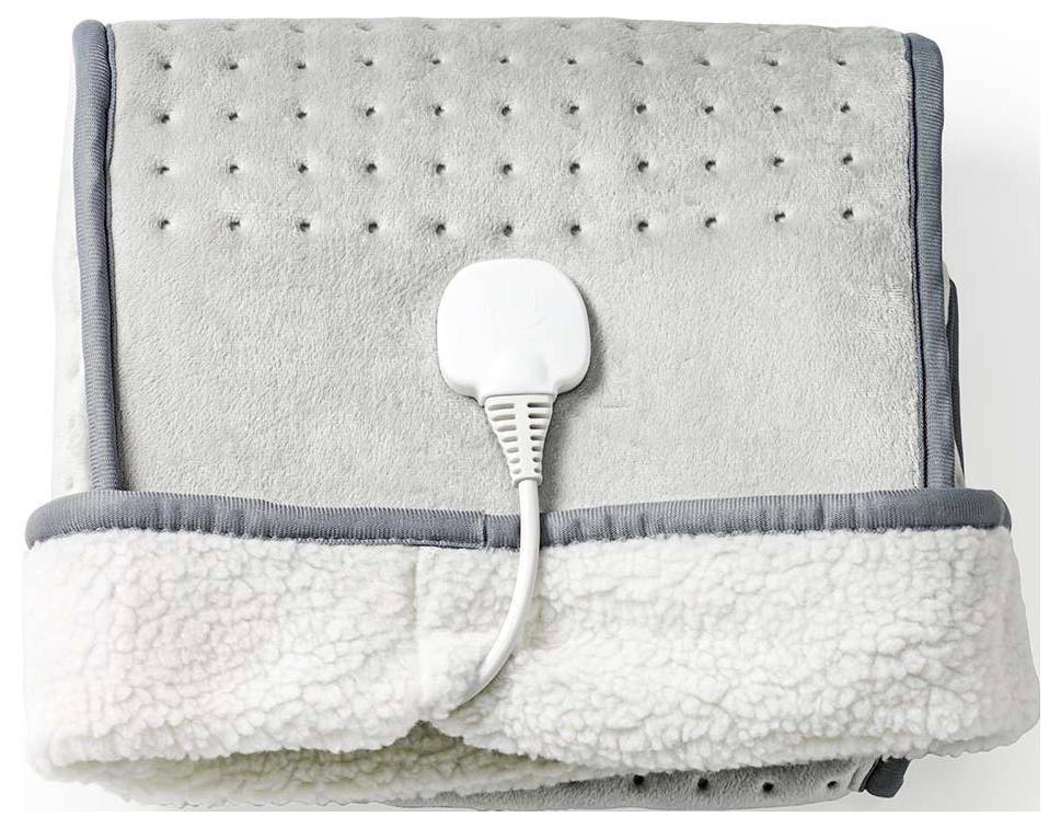Ein gefaltetes graues Heizpad mit einem weichen weißen Fleece-Innenfutter, das ein angeschlossenes Netzkabel zeigt.
