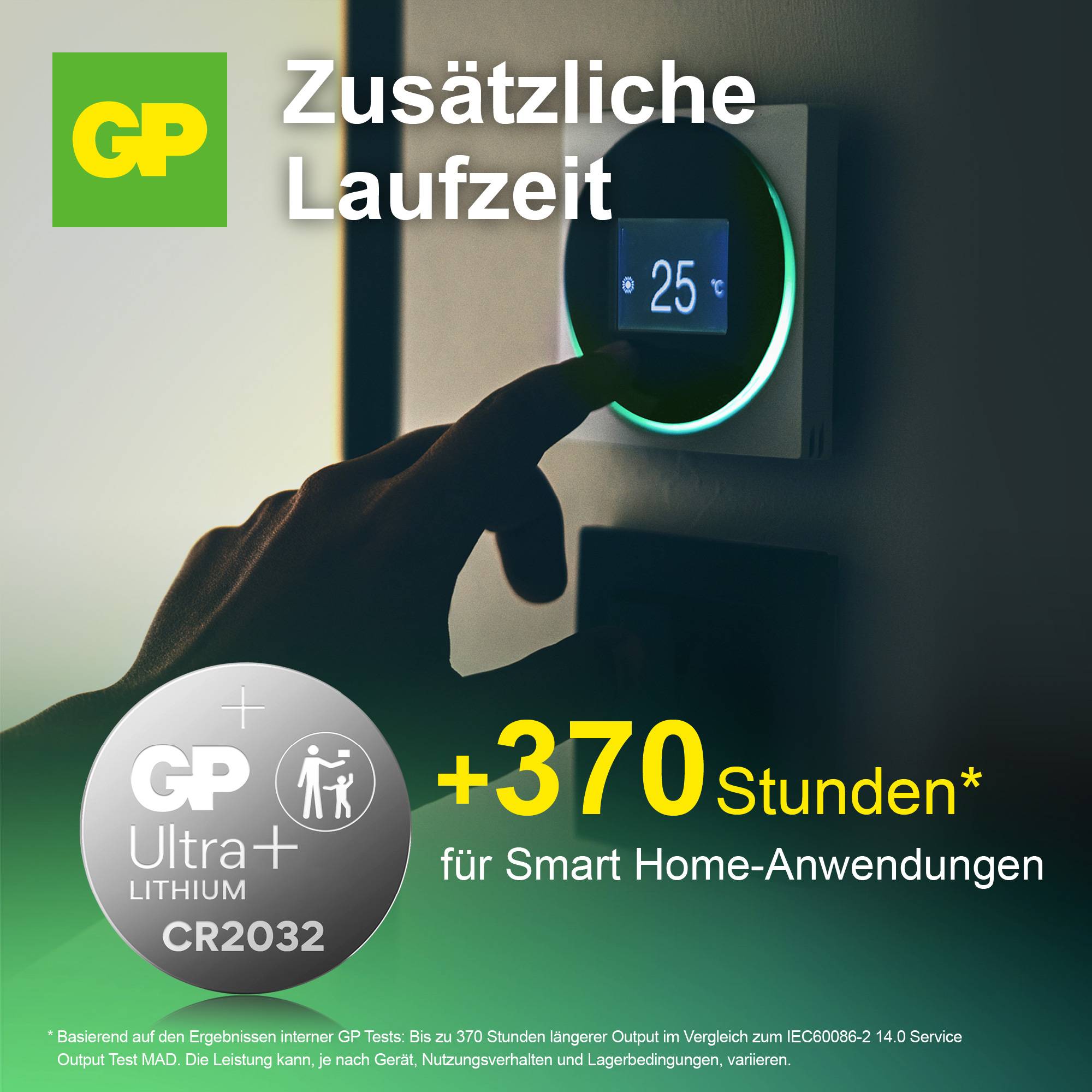 Eine Hand dreht an einem Thermostat an der Wand. Text: 'Zusätzliche Laufzeit +370 Stunden für Smart Home-Anwendungen'.
