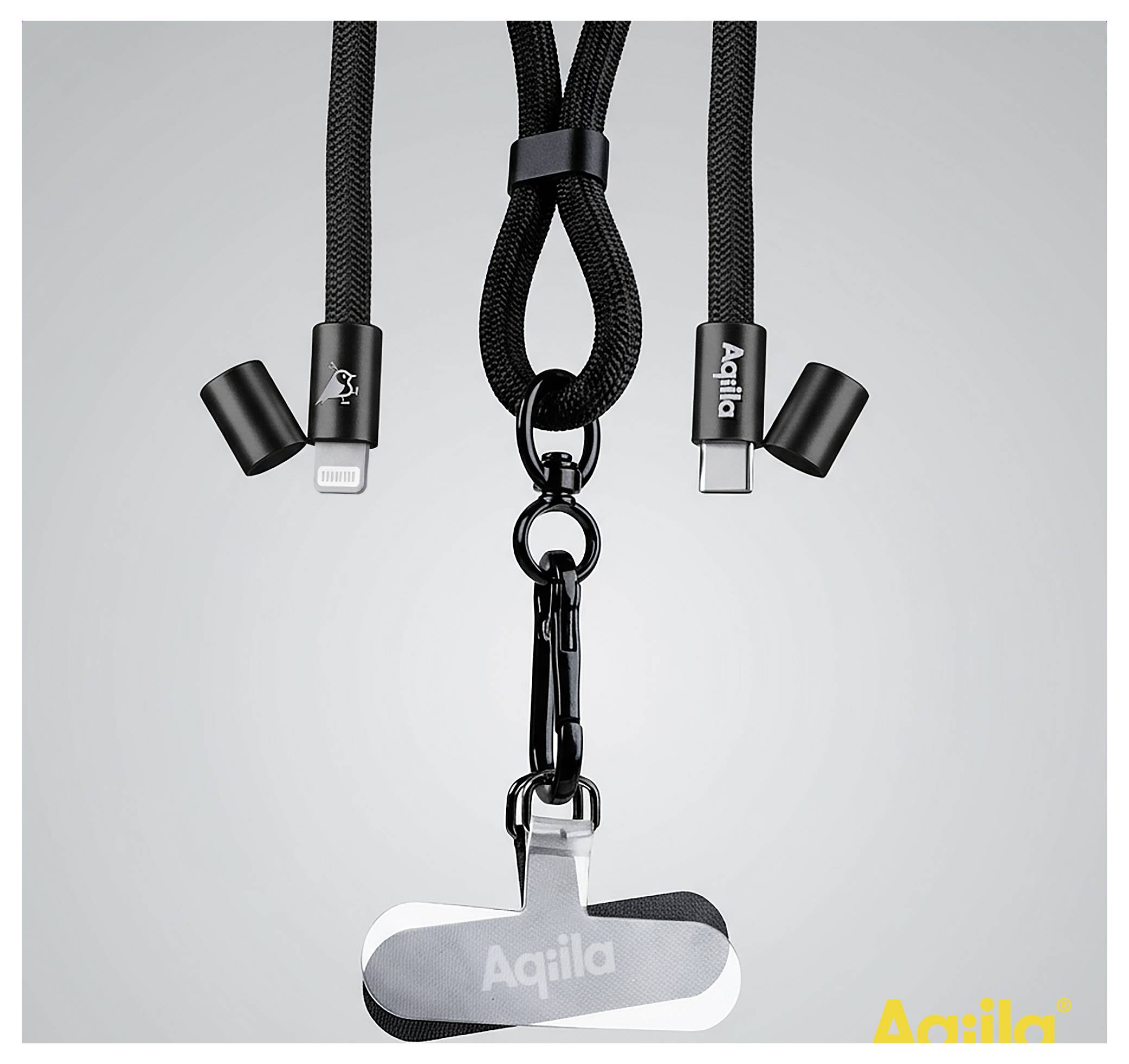 Ein Ladekabel mit drei Anschlüssen ist an einer schwarzen Umhängeband befestigt. Das Logo 'Aqiila' ist am Anschluss und am Umhängeband sichtbar.