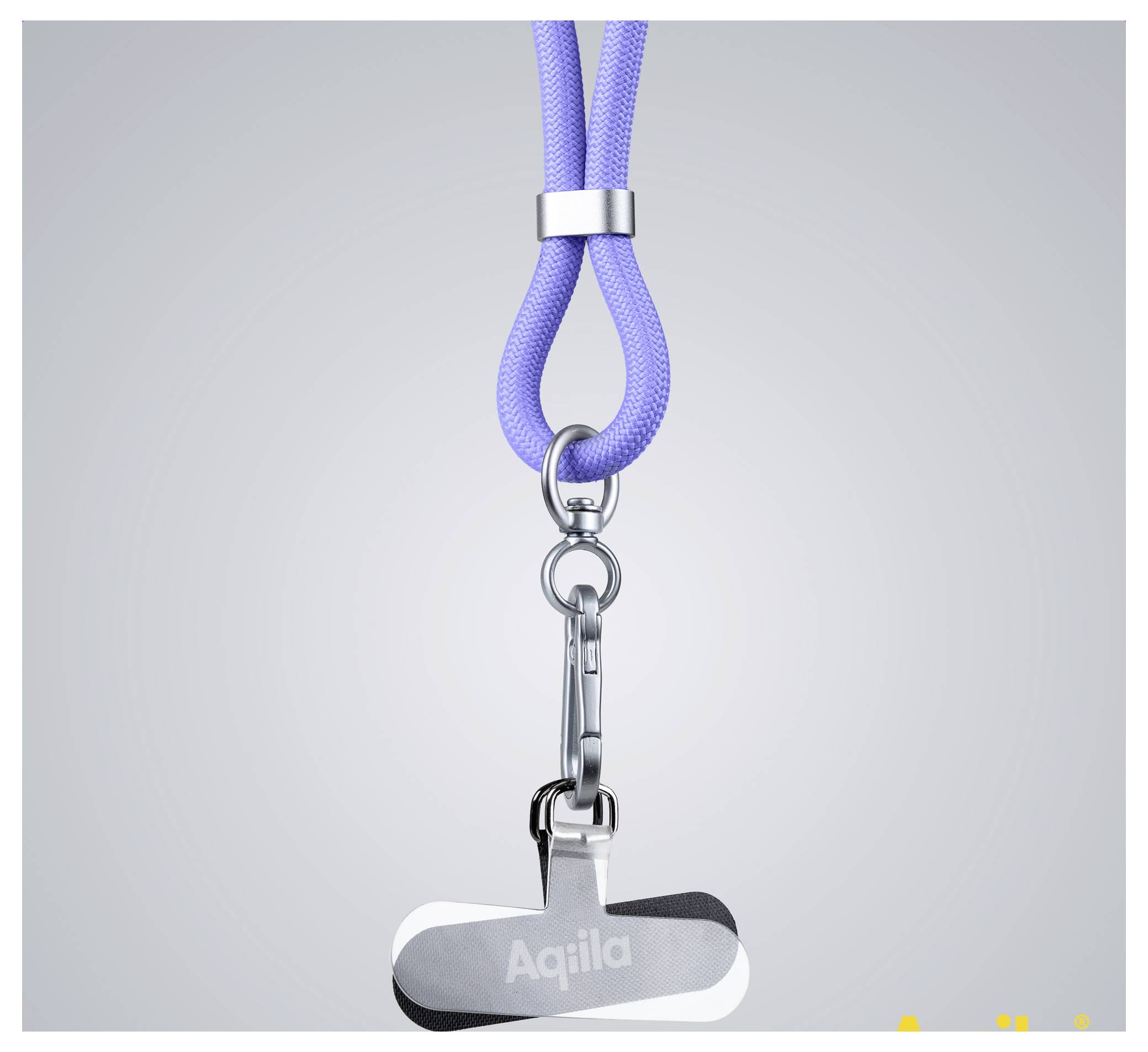 Eine violette Lanyard mit einer Metallklemme und einem angehängten silbernen Anhänger, der mit 'Aqiila' graviert ist, vor einem einfarbigen grauen Hintergrund.
