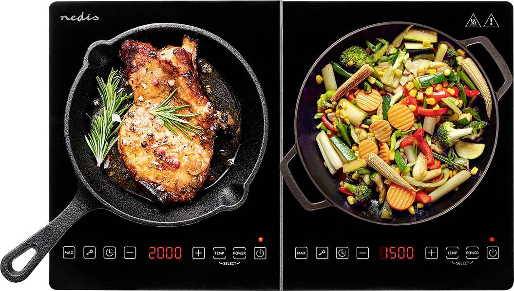 Zwei Induktionskochfelder. Links: Eine Pfanne mit gebratenem Fleisch, garniert mit Rosmarin. Rechts: Eine Pfanne mit verschiedenen Stir-Fry-Gemüsesorten.