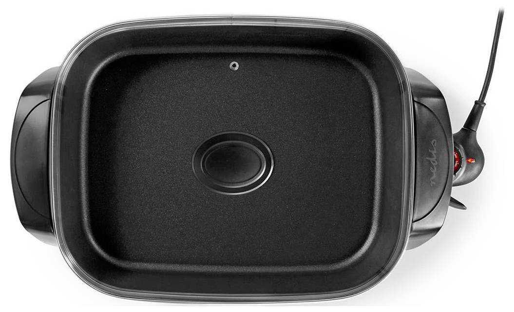 Eine schwarze elektrische Pfanne mit Deckel, die eine Temperaturregelung an einem Ende aufweist und sich zum Kochen verschiedener Gerichte eignet.