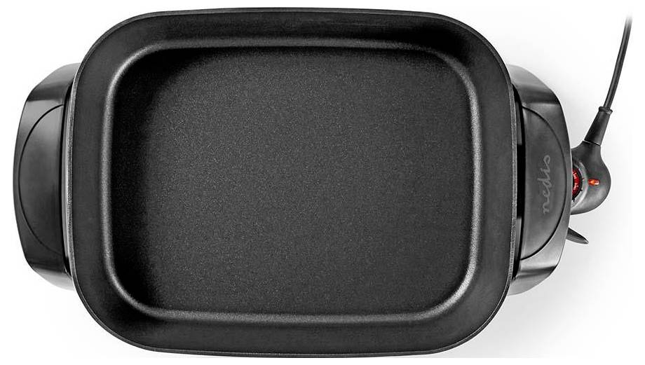 Elektrische Bratplatte, von oben betrachtet, mit einer rechteckigen Antihaft-Kochfläche und seitlichen Griffen, verbunden mit einem Netzkabel.