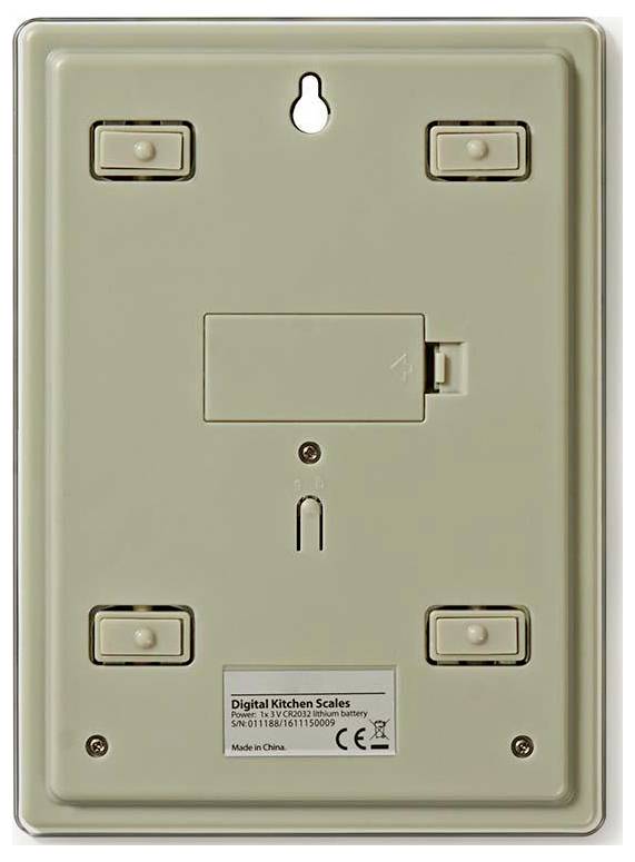 Das Bild zeigt die Rückseite einer digitalen Küchenwaage mit einem Batteriefach und vier sichtbaren Standfüßen für Stabilität.