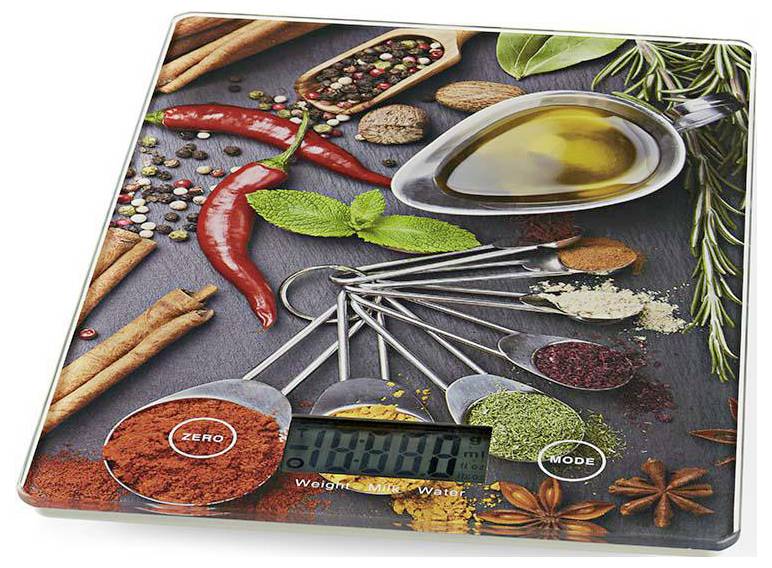 Eine digitale Küchenwaage mit einem bunten Gewürzdesign, das Paprika, Rosmarin, Gewürze und Öl zeigt. Das Display weist null Gewicht aus.