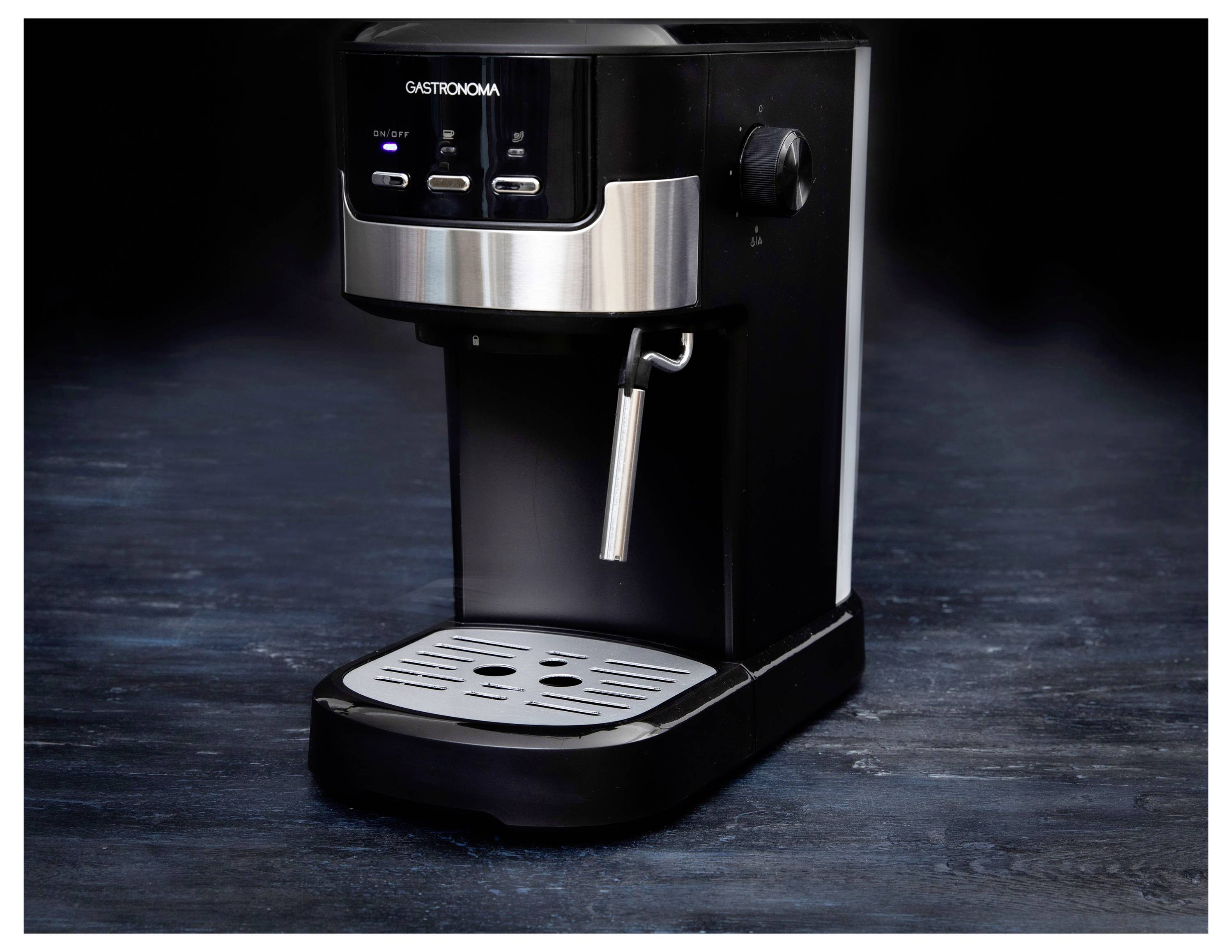 Eine schwarze Espressomaschine mit glänzendem Metallfinish, ausgestattet mit einem Dampfrohr und Bedienknöpfen, die auf einer dunklen Arbeitsplatte steht.