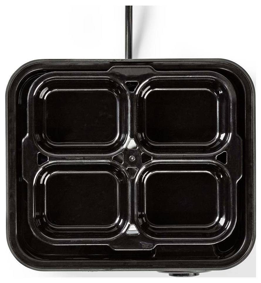 Ein schwarzer, quadratischer Waffeleisen mit vier Segmentfächern, von oben betrachtet, der das Grillmuster zeigt.