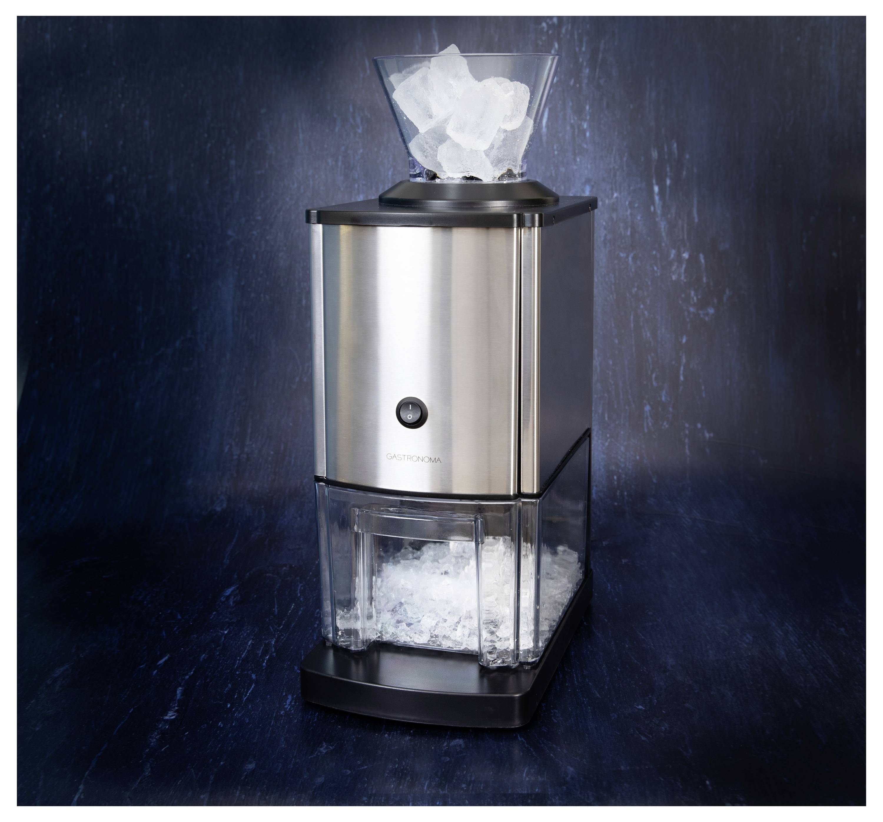 Eine Edelstahl-Eismaschine mit Eiswürfeln im oberen Fach und Crushed Ice im unteren Behälter, vor einem dunklen Hintergrund.