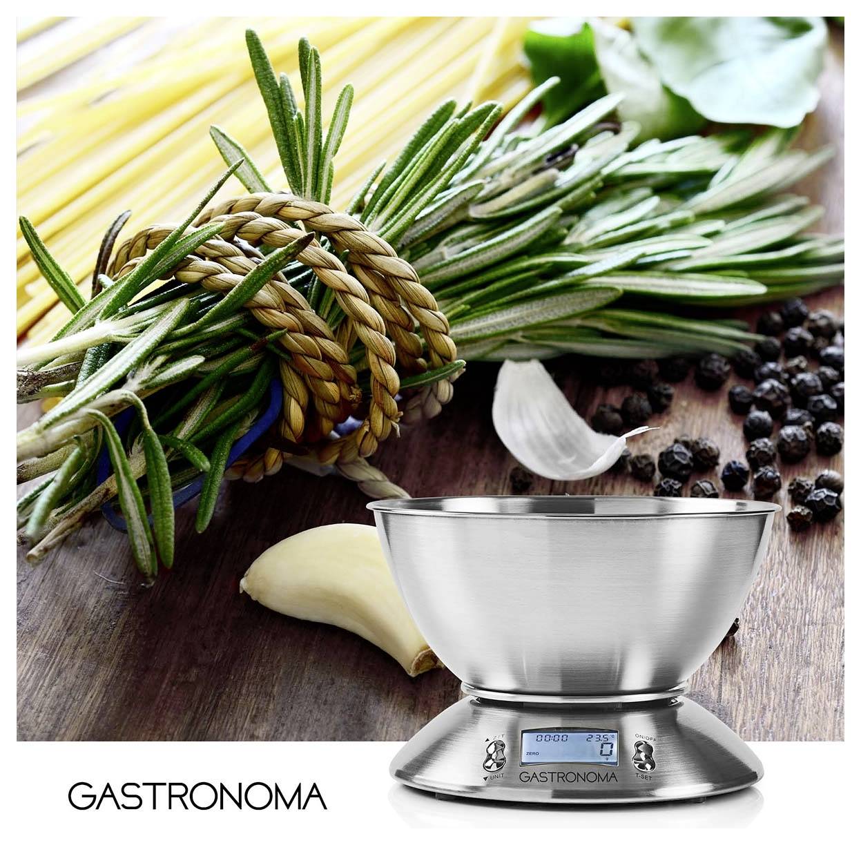 Ein Bündel frischer Kräuter neben Pasta, Knoblauch und Pfefferkörnern liegt neben einer digitalen Küchenwaage, mit sichtbarem Markennamen 'Gastronoma'.