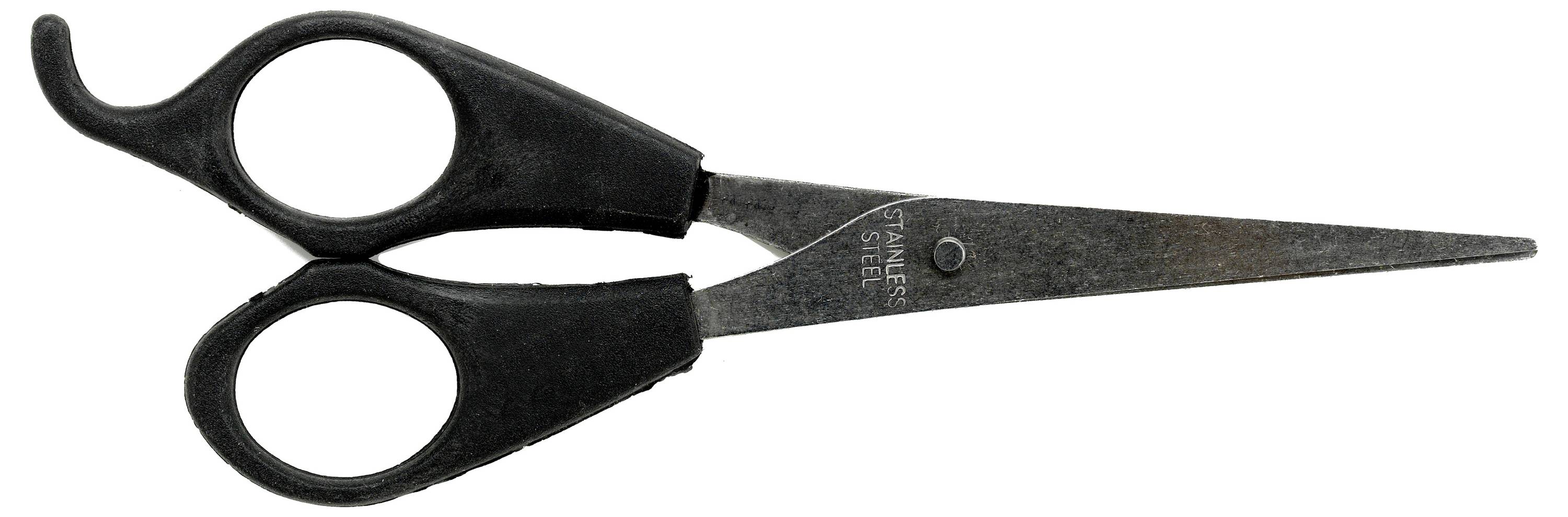 Schere mit schwarzen Griffen und Klingen aus Edelstahl, geöffnet vor einem weißen Hintergrund.