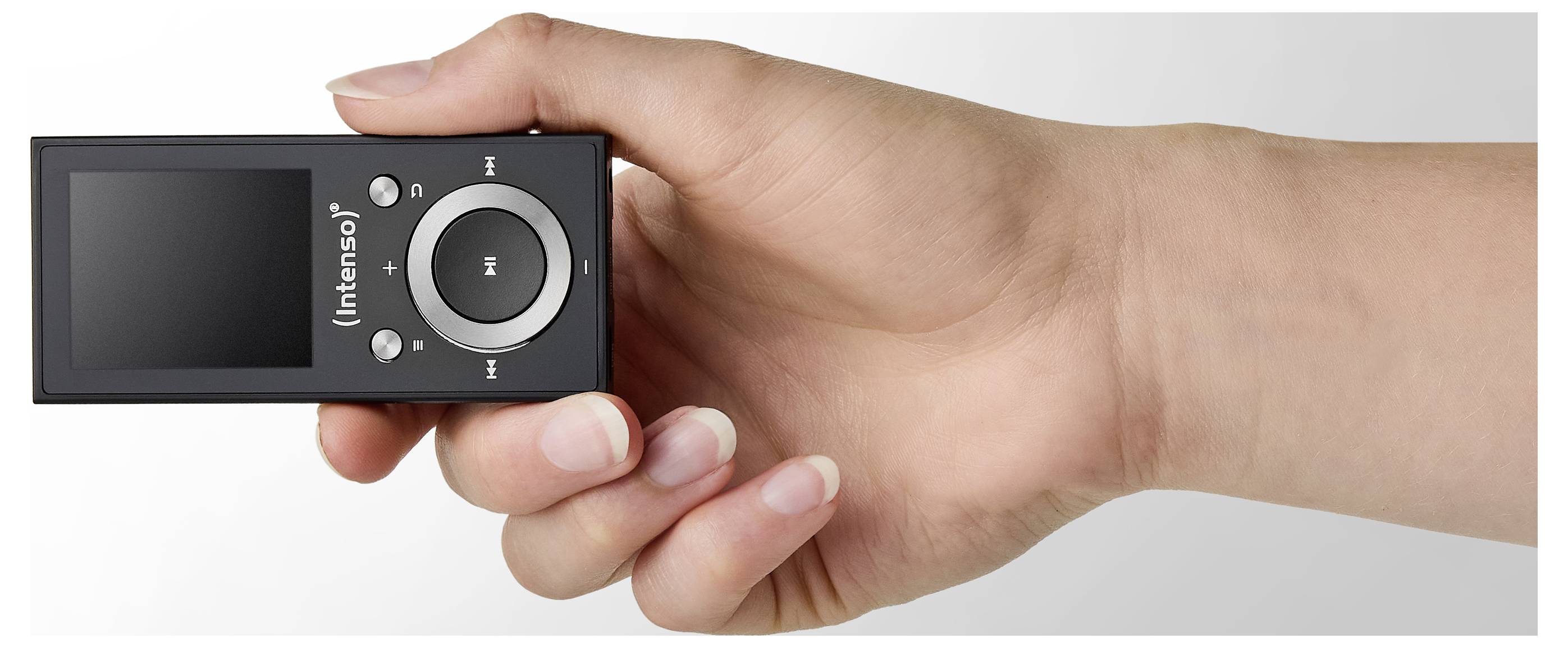 Eine Hand, die einen schwarzen Intenso MP3-Player mit einem kreisförmigen Bedienpad und einem kleinen Display hält, wobei das kompakte und tragbare Design betont wird.