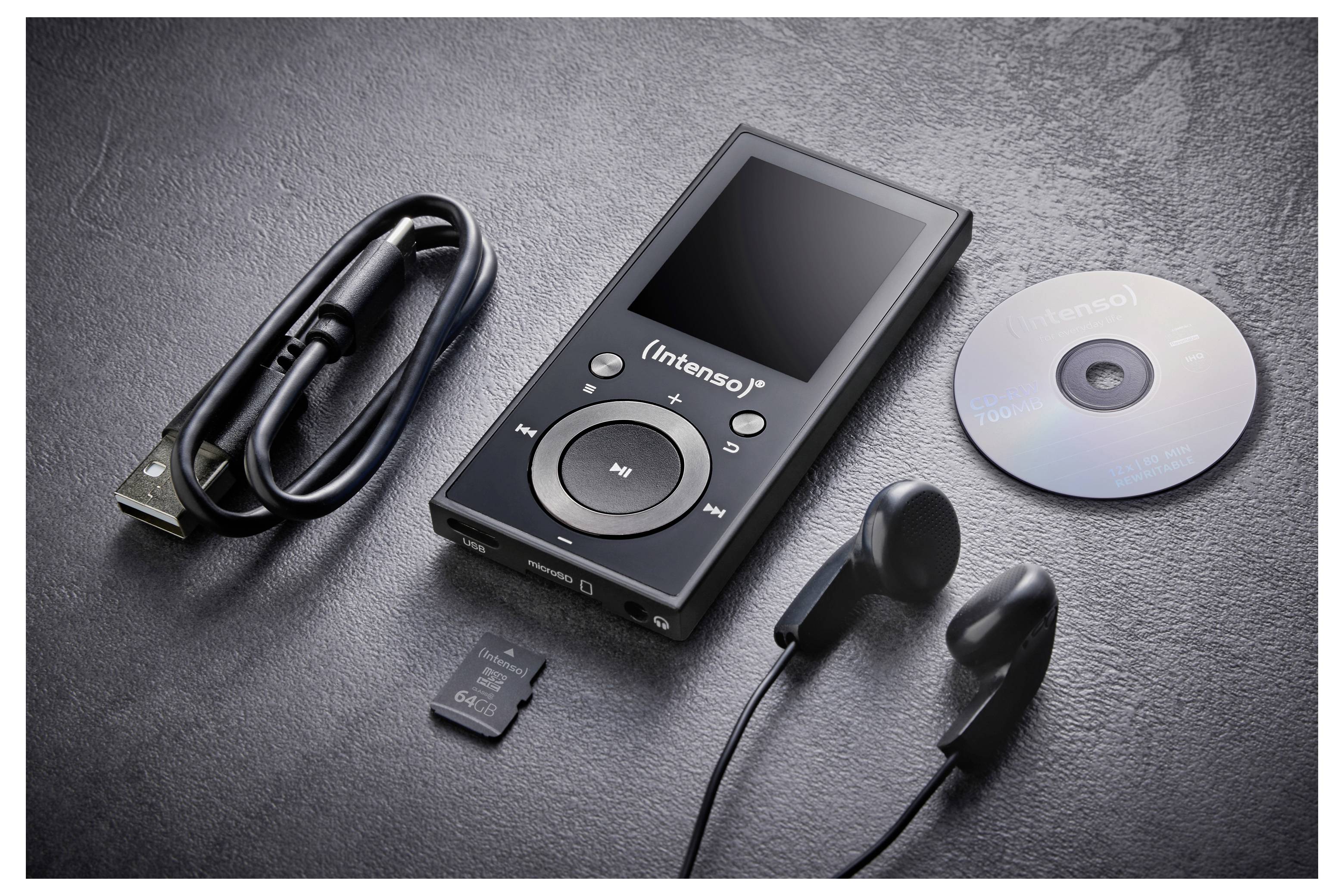 Ein schwarzer tragbarer Mediaplayer mit Bildschirm, Ohrhörern, USB-Kabel, microSD-Karte und beschrifteter Disc auf einer dunklen strukturierten Oberfläche.