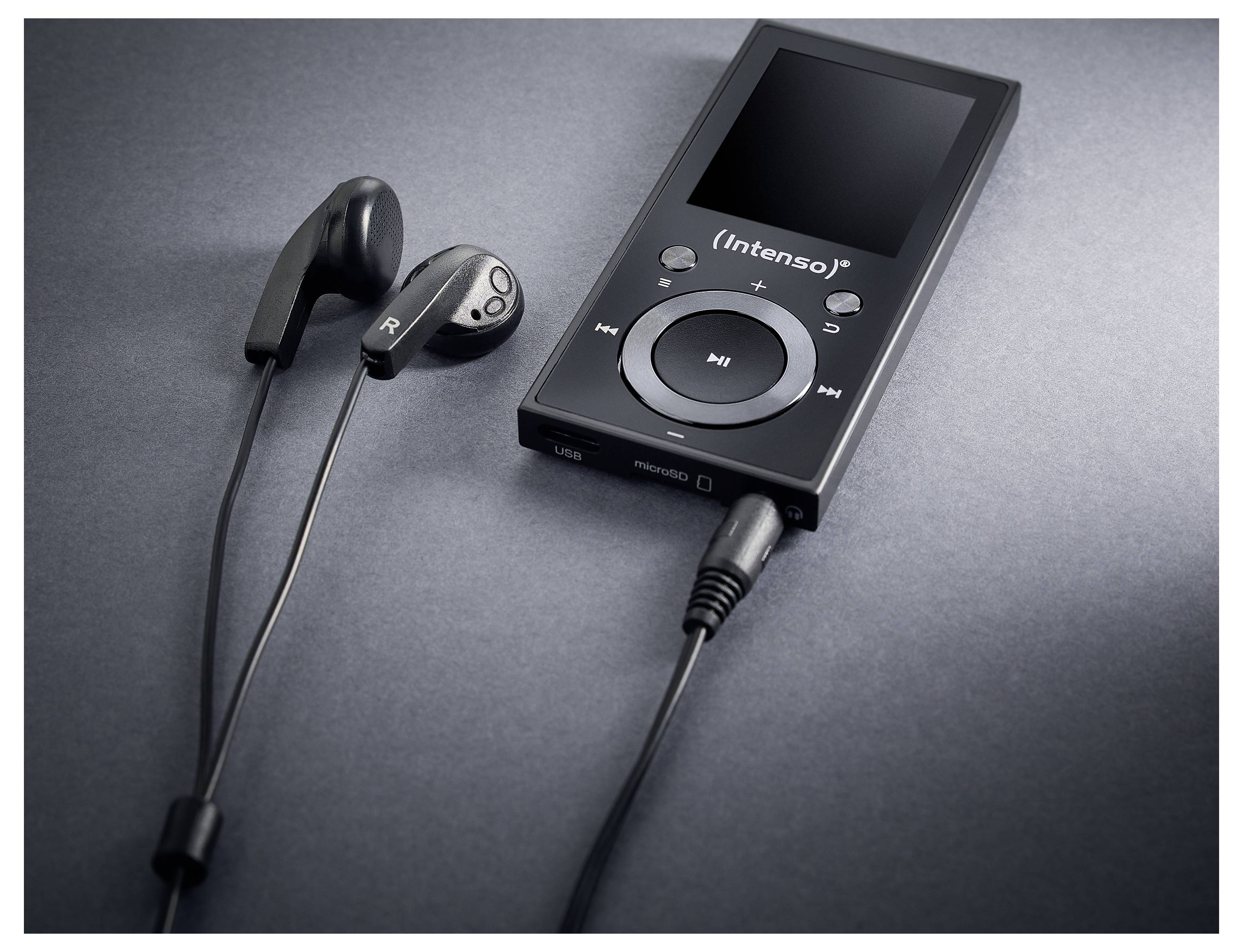 Ein schwarzer tragbarer Musikspieler mit Kopfhörern, der ein kreisförmiges Steuerpad und einen kleinen Bildschirm besitzt, liegt auf einer dunklen Oberfläche.