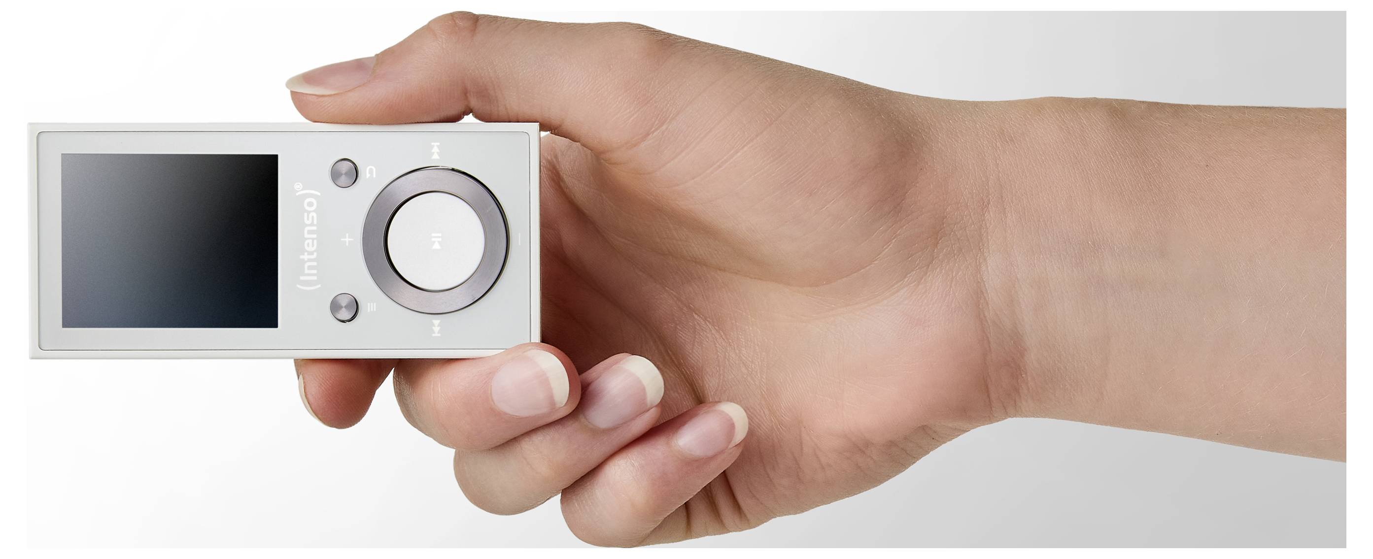 Eine Hand, die einen kleinen silbernen Mediaplayer mit Bildschirm und Steuerungstasten hält, was seine Größe und Gestaltung veranschaulicht.