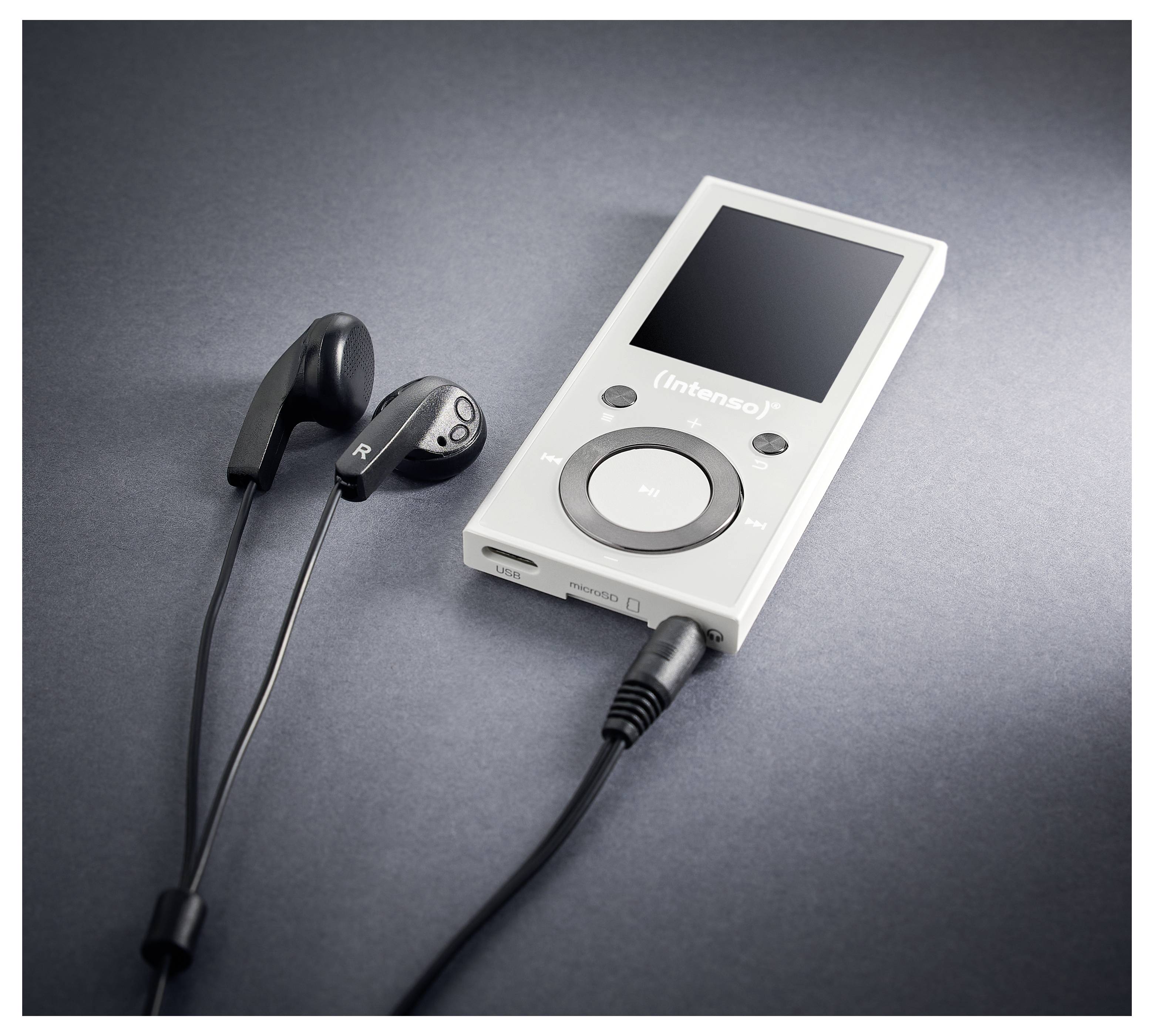 Ein silberner MP3-Player mit angeschlossenen Ohrhörern, auf dem die Marke 