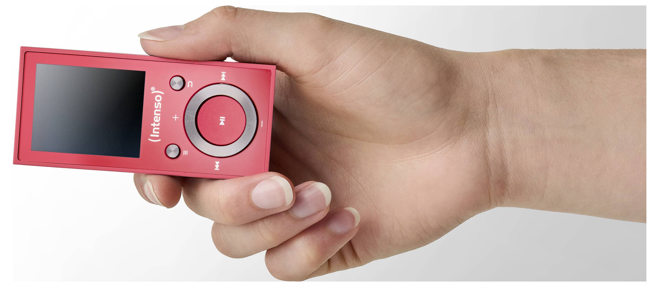 Eine Hand, die einen roten MP3-Player mit einem kreisförmigen Bedienpad unterhalb eines kleinen Bildschirms hält, mit der Markierung 