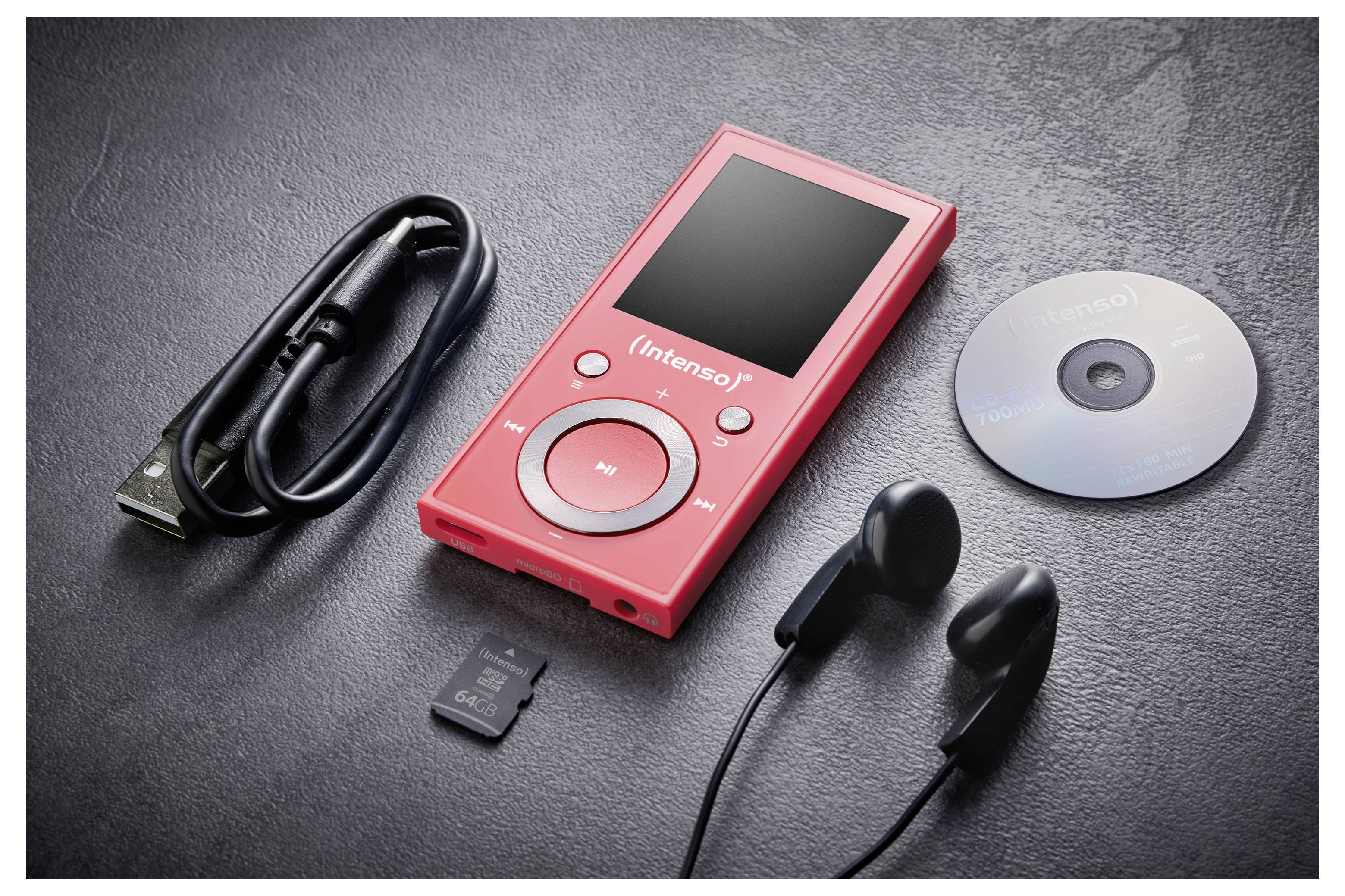 Ein roter MP3-Player mit Display und kreisförmigen Bedienknöpfen; inklusive USB-Kabel, microSD-Karte, Kopfhörern und einer CD auf einer dunklen Oberfläche.