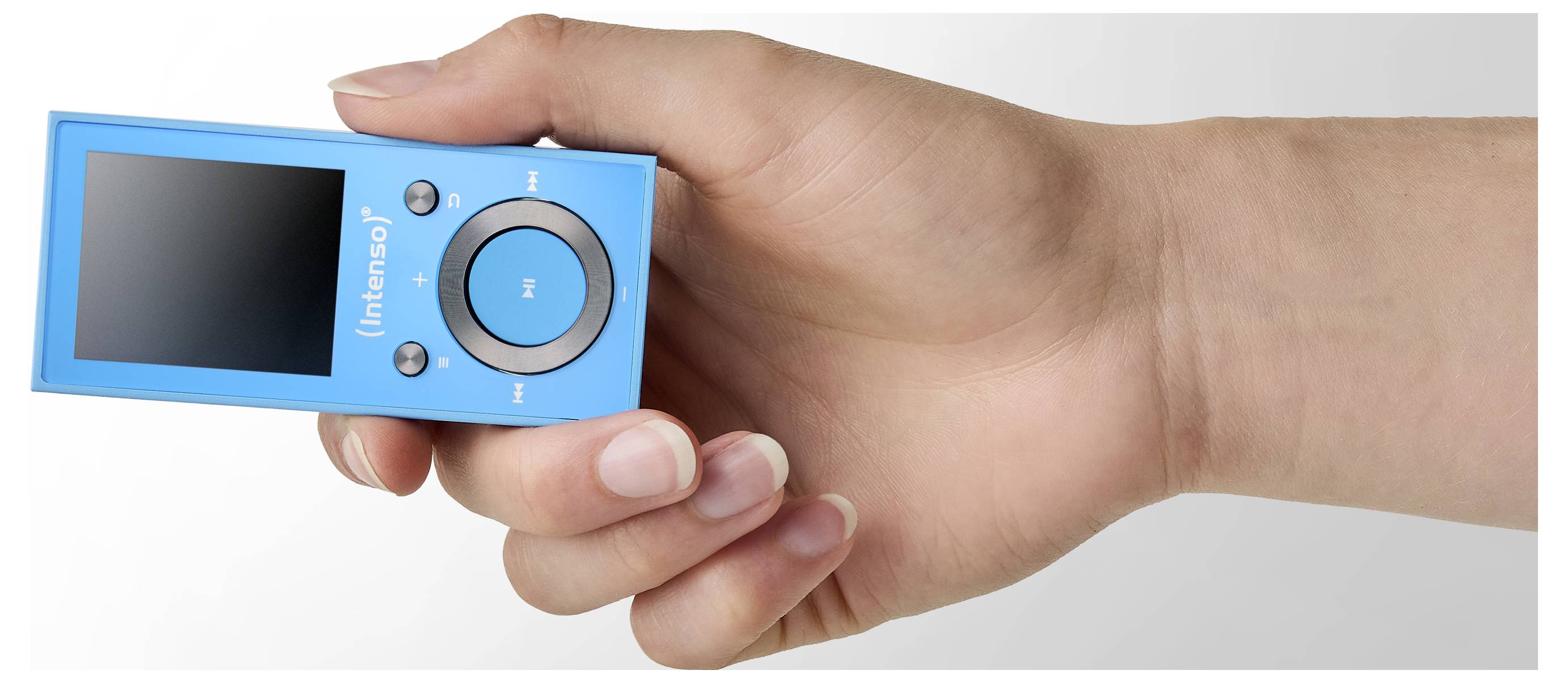 Eine Hand, die einen blauen tragbaren Mediaplayer mit einem kleinen Bildschirm und Bedienungstasten hält. Die Ausrichtung des Players zeigt seine kompakte Größe.