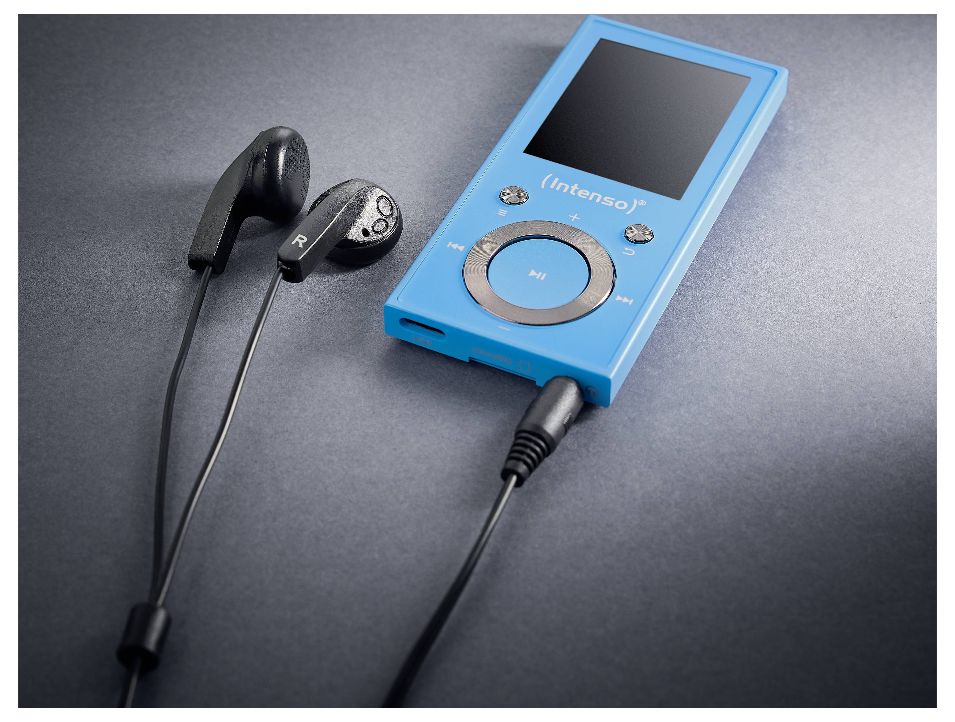 Ein blauer tragbarer Mediaplayer mit Kopfhörern, der Bedienelemente zeigt und über einen Kopfhöreranschluss verbunden ist, auf einer grauen Oberfläche.