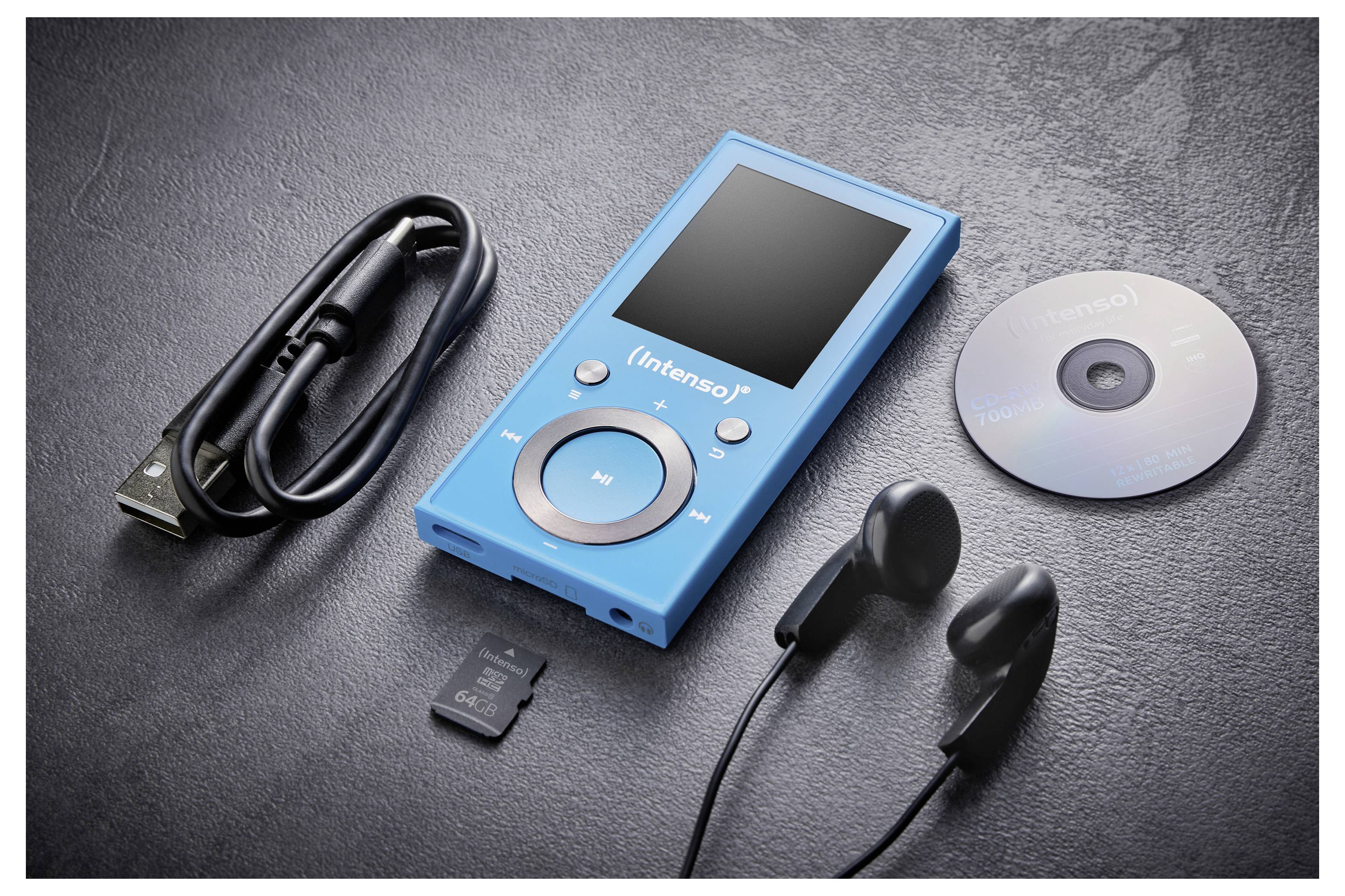 Ein blauer Intenso MP3-Player mit Kopfhörern, USB-Kabel, microSD-Karte und CD auf einer dunklen Oberfläche.