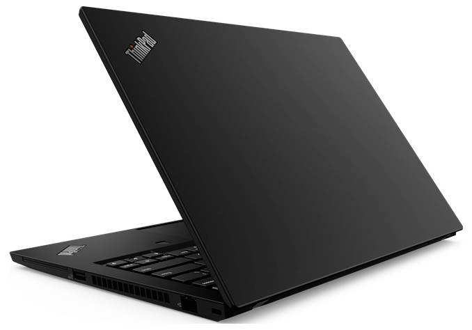 Ein schwarzer Laptop, teilweise geöffnet, mit seitlichen Anschlüssen und Tastatur, mit einem roten Punkt auf dem Trackpoint.