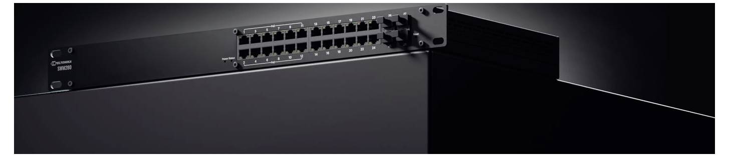 Ein schlanker, schwarzer Netzwerk-Switch mit mehreren Ethernet-Ports, der sein modernes Design und seine Funktionalität vor einem dunklen Hintergrund hervorhebt.