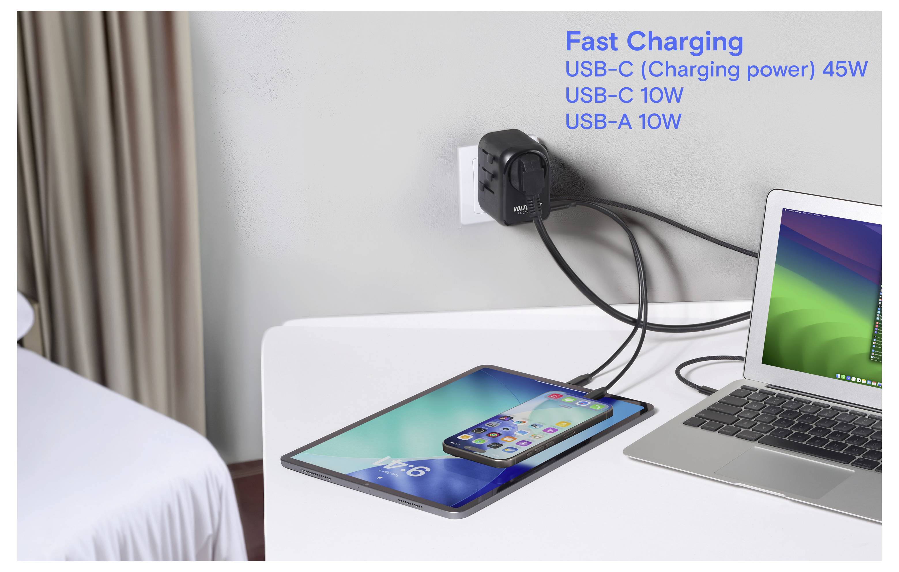 Ein Tablet und ein Laptop sind mit Kabeln an eine Steckdosenleiste angeschlossen. Der Text lautet: „Schnelladefunktion USB-C 45W, USB-C 10W, USB-A 10W.