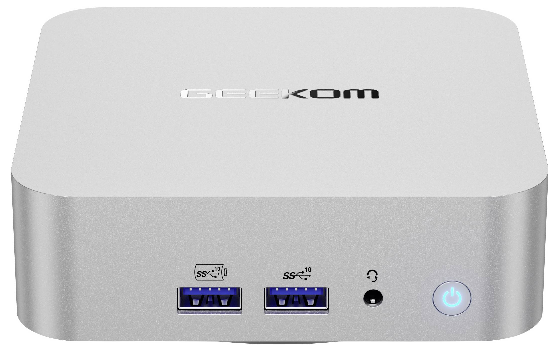Ein kleiner, silberner Computer-Hub mit zwei USB-Anschlüssen und einer Kopfhörerbuchse auf der Vorderseite, auf der Oberseite mit dem Etikett „GEEKOM