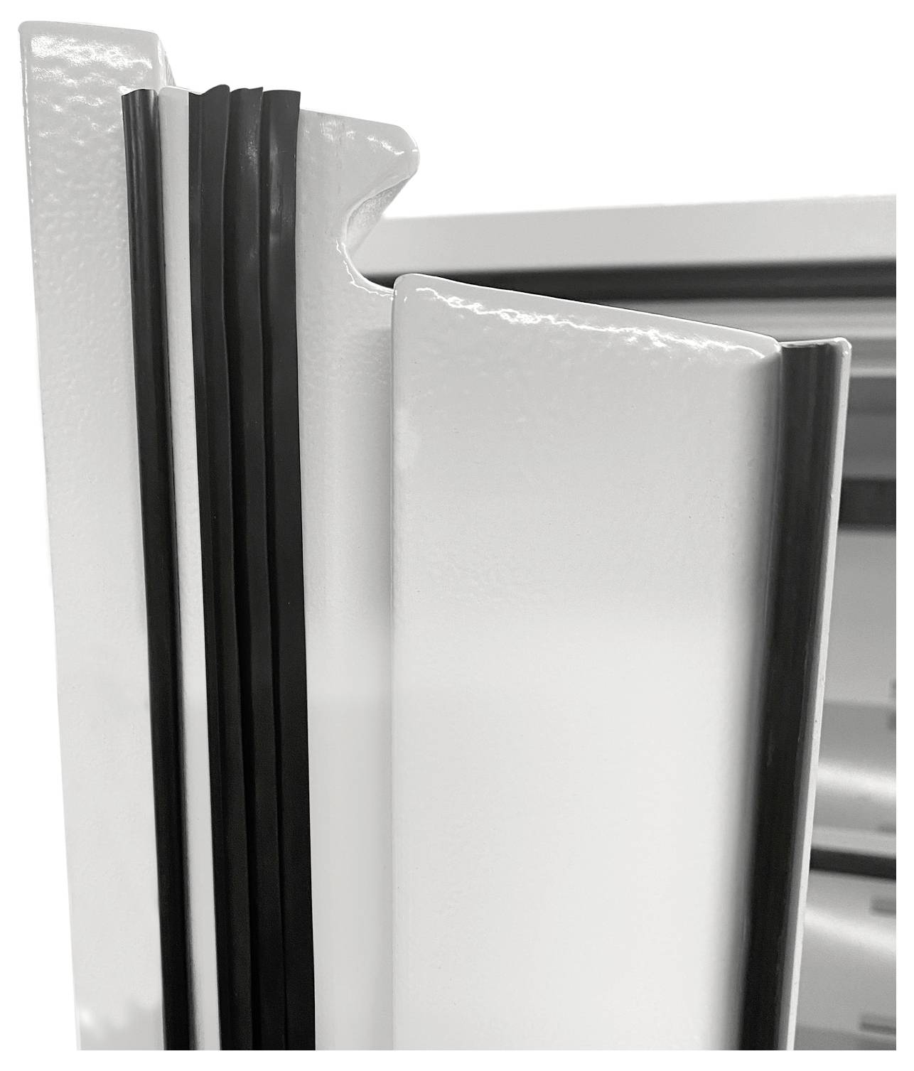 Nahaufnahme der Türdichtung eines Kühlschranks, die das enge Dichtungsdesign zur Gewährleistung von Energieeffizienz und Isolierung hervorhebt.