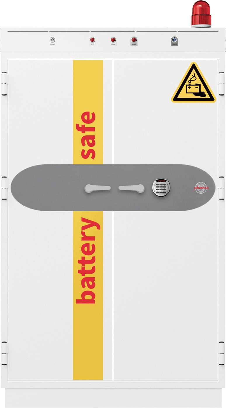 Ein weißer Sicherheitsschrank mit der Aufschrift ‚Batterie-Safe', einem Gefahrensymbol und einer roten Alarmanlage oben, der für die sichere Lagerung von Batterien konzipiert ist.