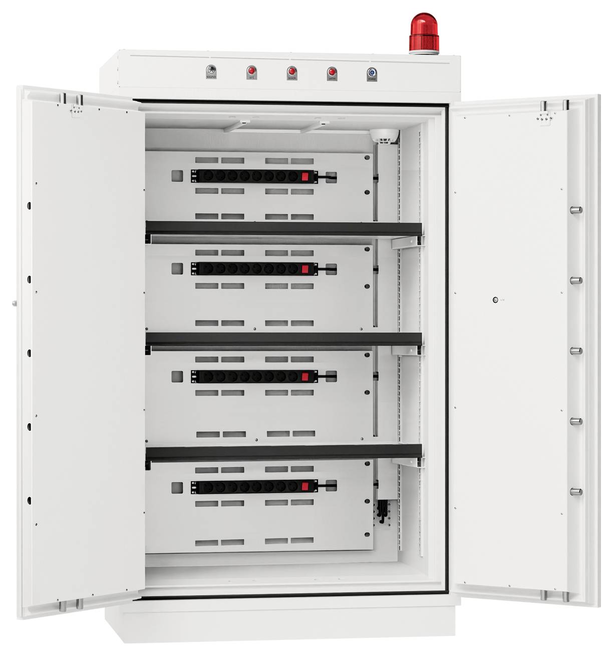 Ein offener weißer Elektroschrank mit vier Reihen von Sicherungsautomaten, mit einer roten Warnleuchte oben, die Sicherheitsausrüstung signalisiert.