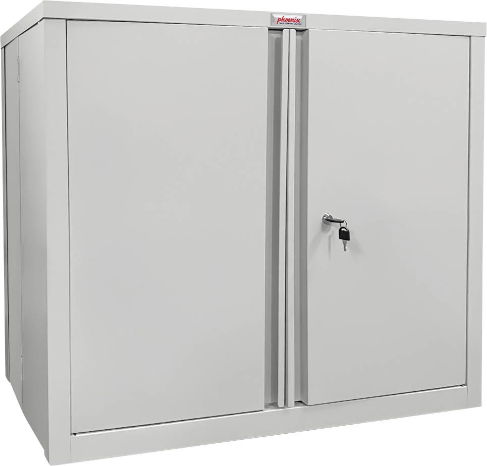 Ein weißer Metallschrank mit zwei Türen, einem zentralen Verschlussgriff und einem kleinen Etikett oben.